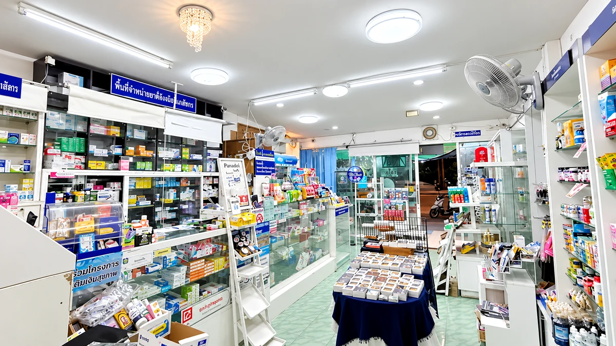 ชั้นวางและเคาน์เตอร์ภายในร้าน Drugstation