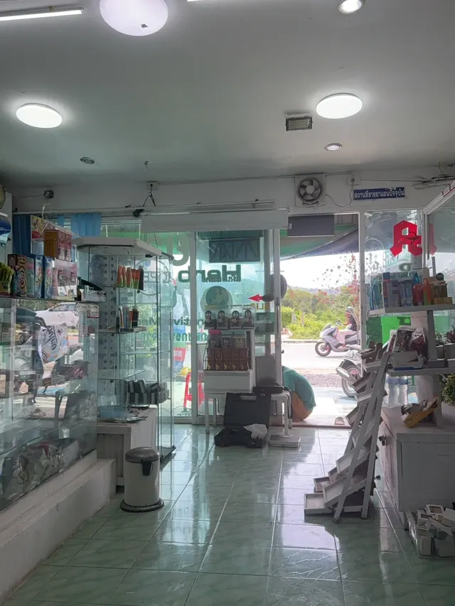ทางเข้าและบรรยากาศภายในร้าน Drugstation