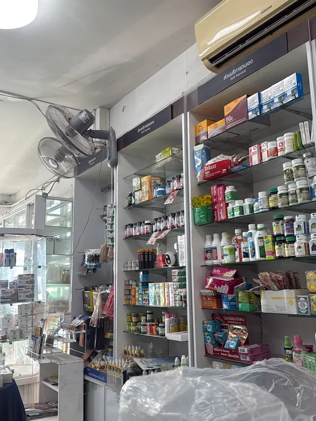 ชั้นวางสินค้าภายในร้าน Drugstation